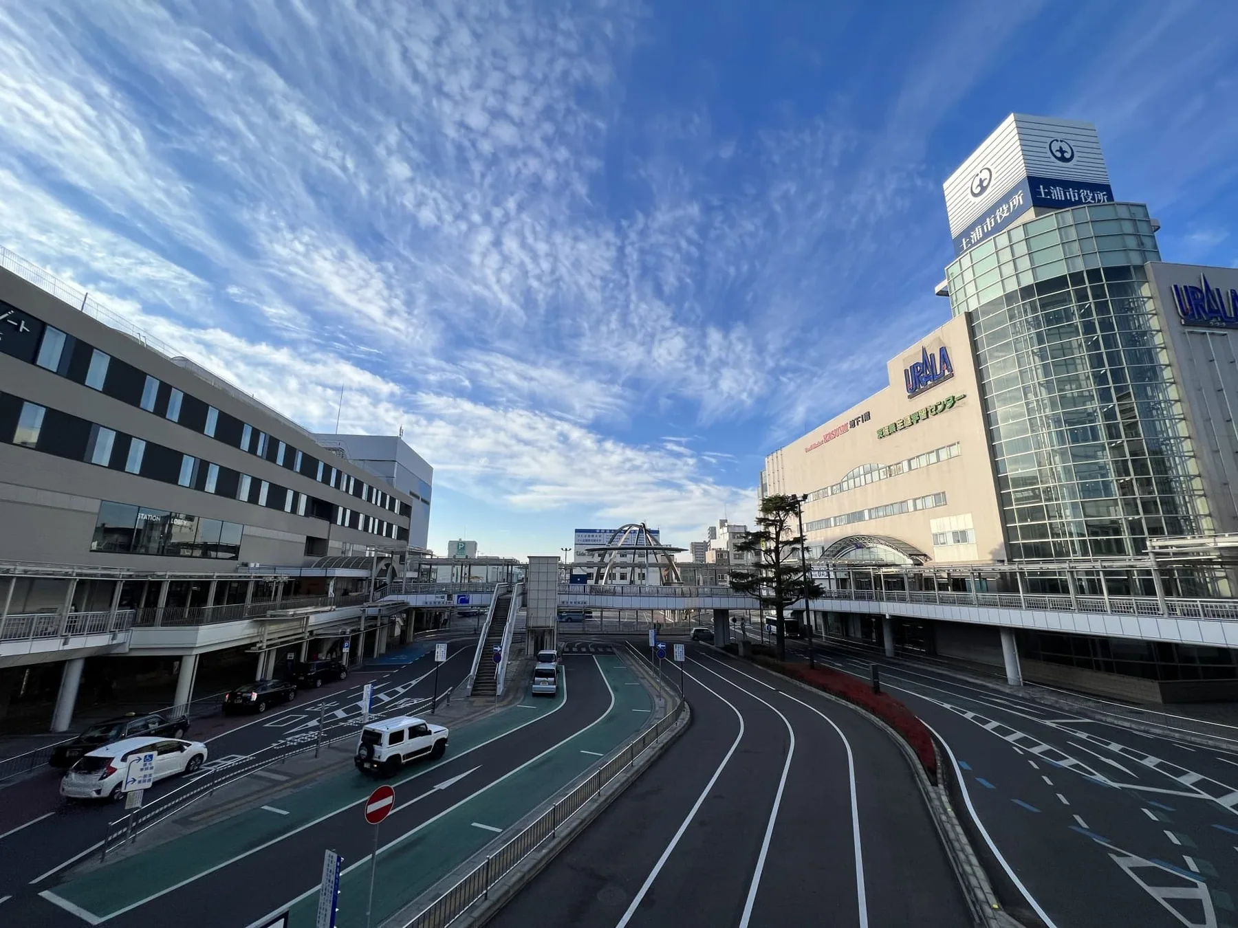 土浦駅前の「URALA」の建物と駅前の道路